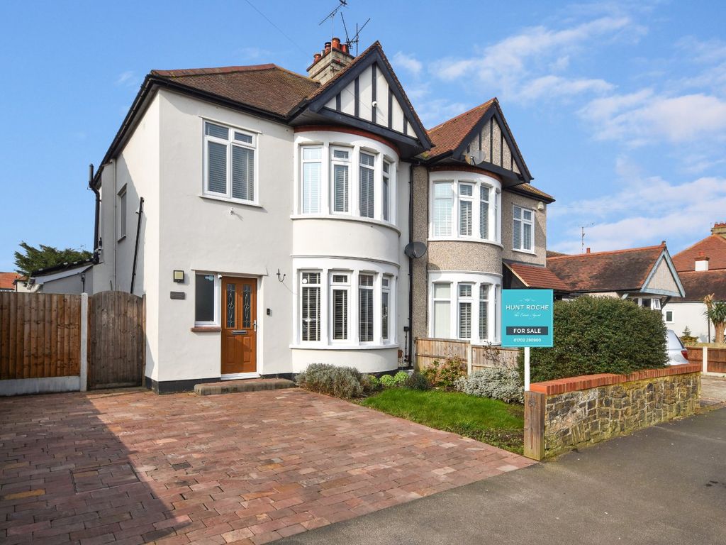 3 bed semidetached house for sale in Thorpedene Gardens, Desirable