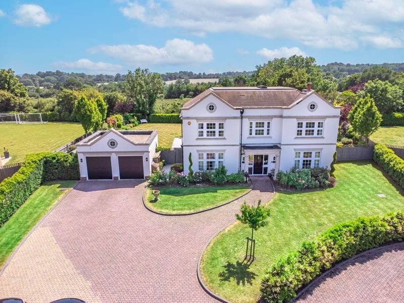 5 bed detached house for sale in Lloyd Close, Goffs Oak, Waltham Cross