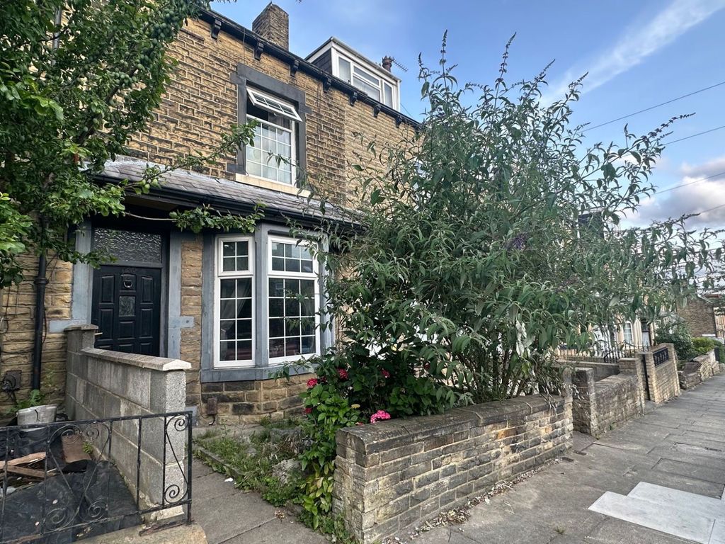 3 bed terraced house for sale in Upper Woodlands Road, Bradford BD8, £