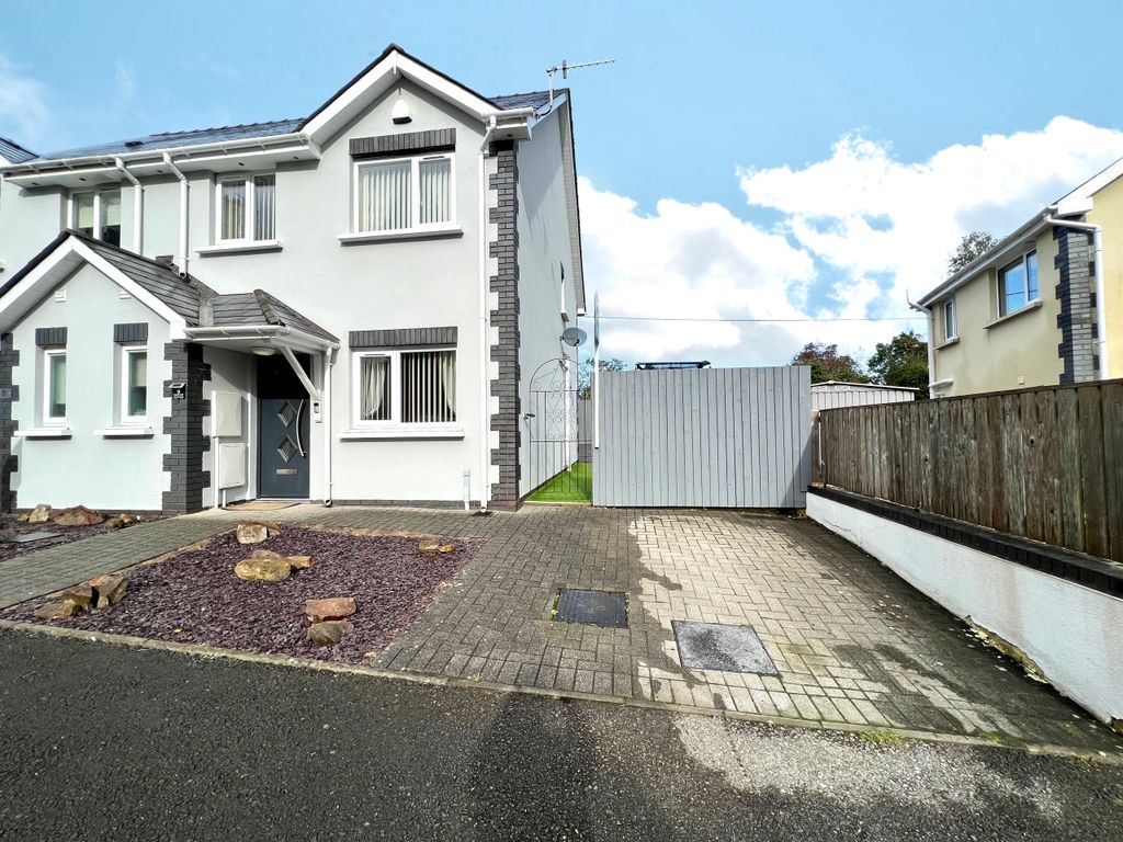 3 bed semidetached house for sale in Crud Yr Awel, Heolgerrig, Merthyr