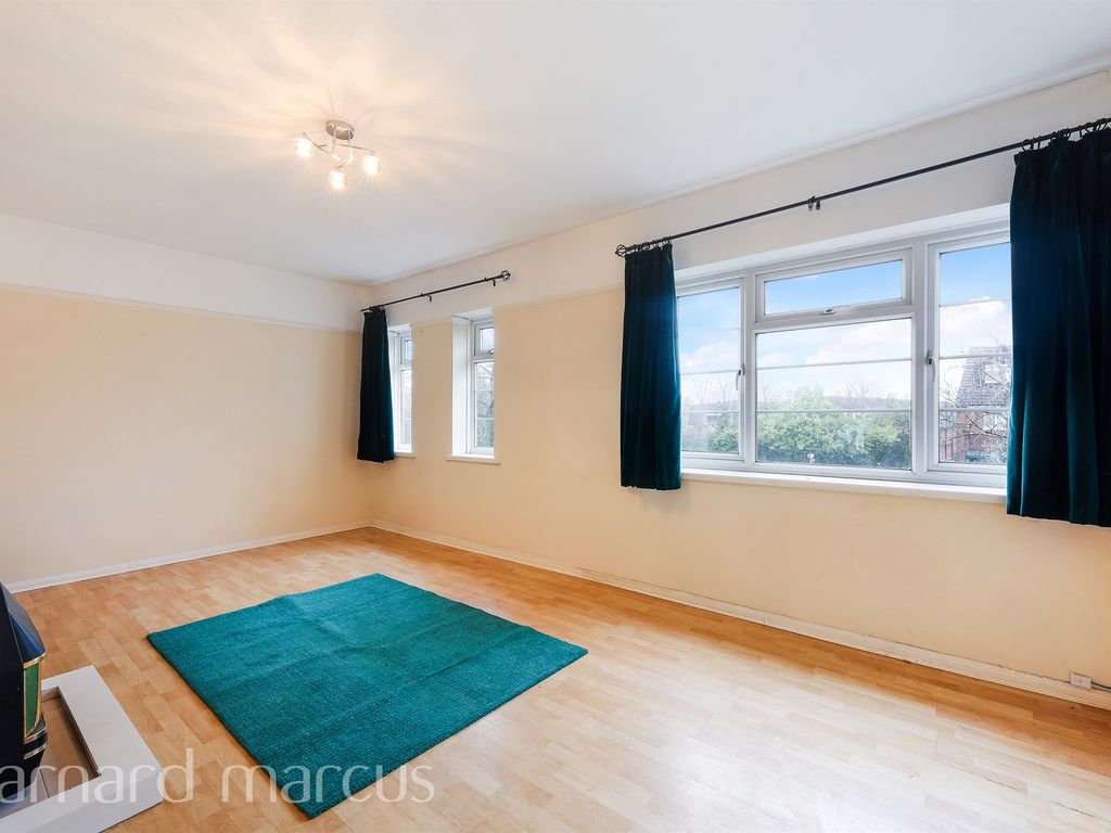 2 bed for sale in Shelton Avenue, Warlingham CR6, £300,000