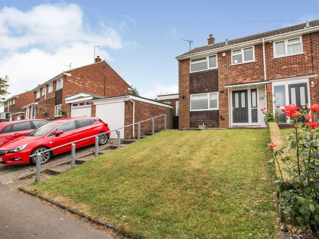 3 bed semidetached house to rent in Langdale Road, Dunstable LU6, £