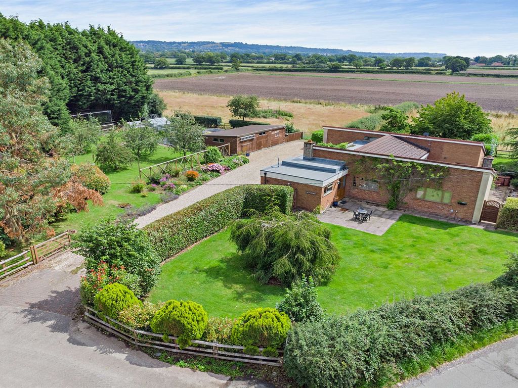 4 bed detached bungalow for sale in Barrow Lane, Tarvin Sands, Tarvin