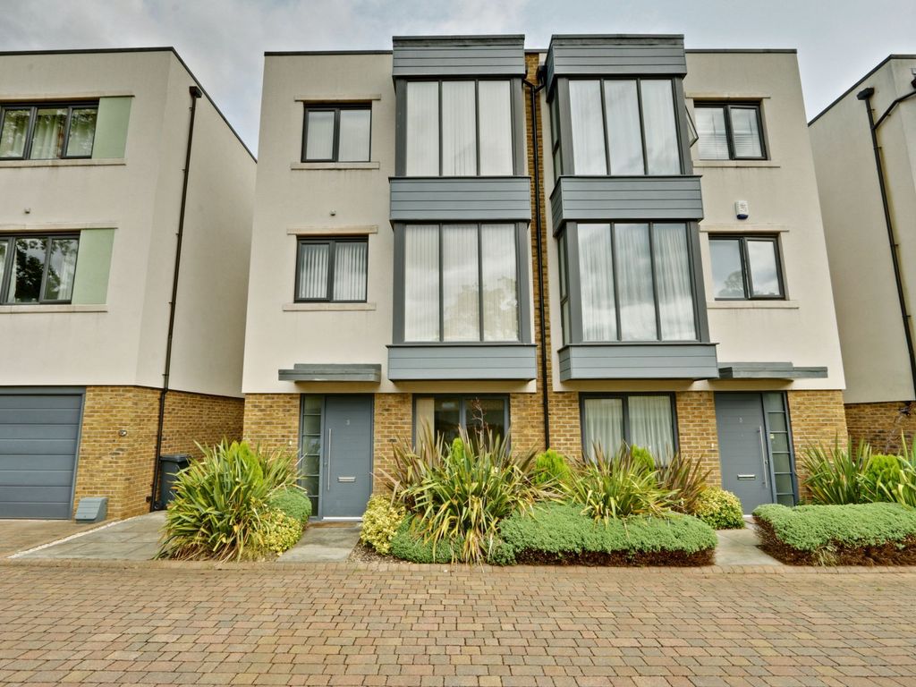 4 bed semidetached house to rent in Wellston Crescent, Oakwood N14, £
