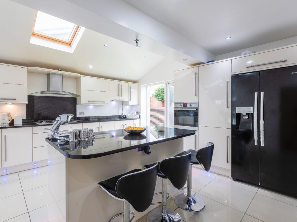 Beagle Avenue, Huddersfield HD4