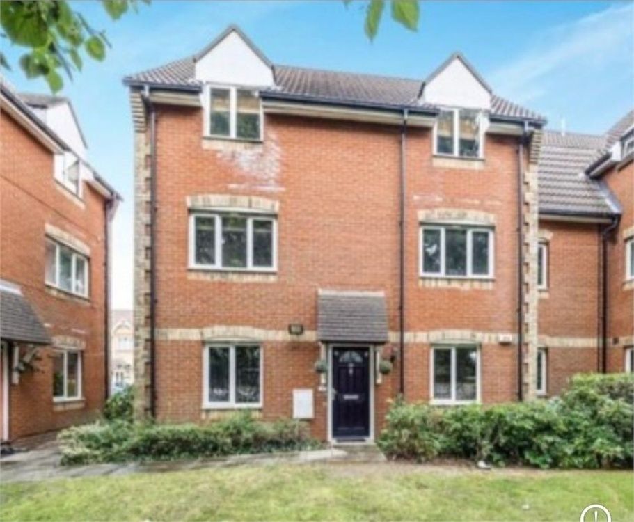 2 bed flat for sale in lupin close, rush green, romford, greater london rm7