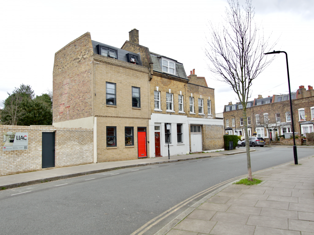 2 bed flat to rent in Nevill Road, Stoke Newington, London N16, £2,000