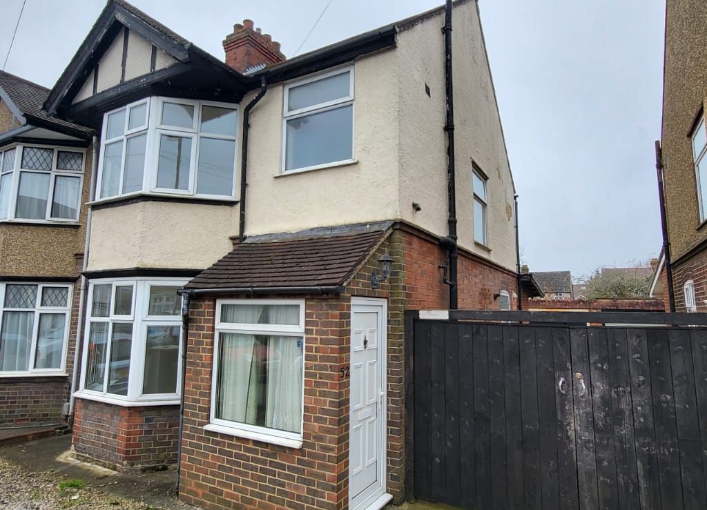 3 bed semidetached house to rent in Durham Road, Luton LU2, £2,500 pcm