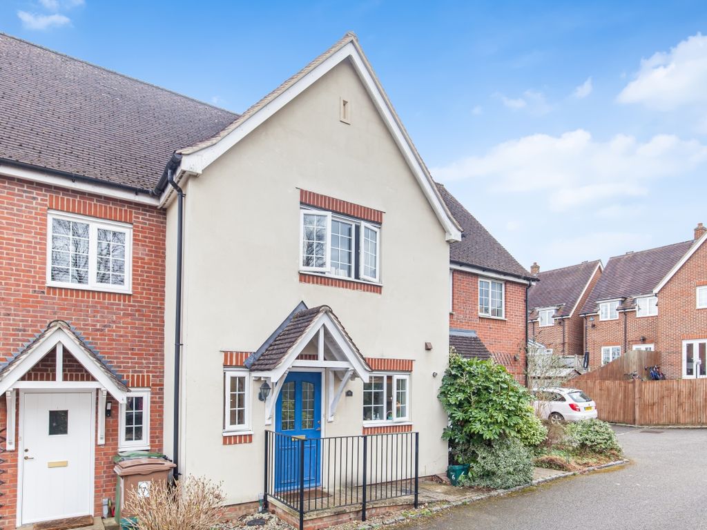 3 bed terraced house to rent in Ross Court, The Avenue, Kennington