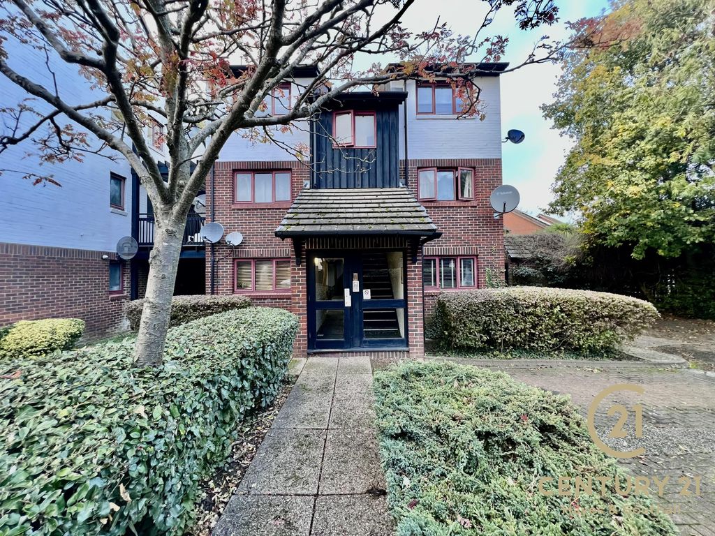 1 bed flat for sale in Marina Approach, Yeading, Hayes UB4, £225,000