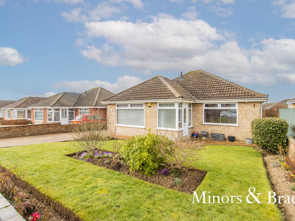 3 bed detached bungalow for sale in Crestview Drive, Lowestoft NR32