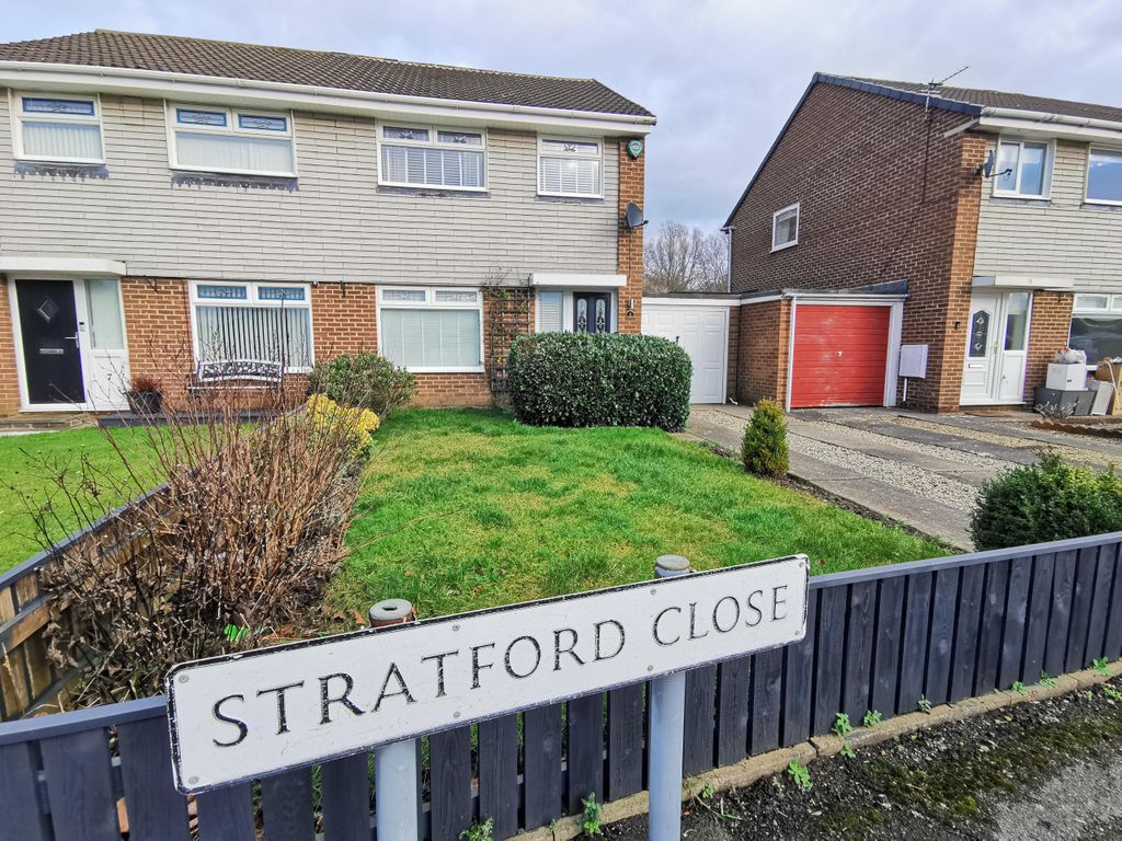 3 bed semidetached house to rent in Stratford Close, Cramlington NE23