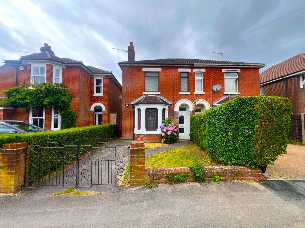 3 bed semidetached house to rent in Chatsworth Road, Southampton SO19