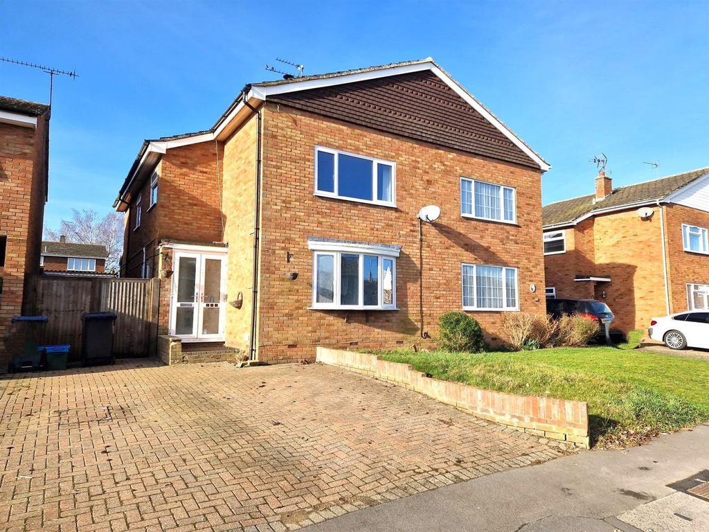 5 bed semidetached house to rent in Monks Walk, Buntingford SG9, £