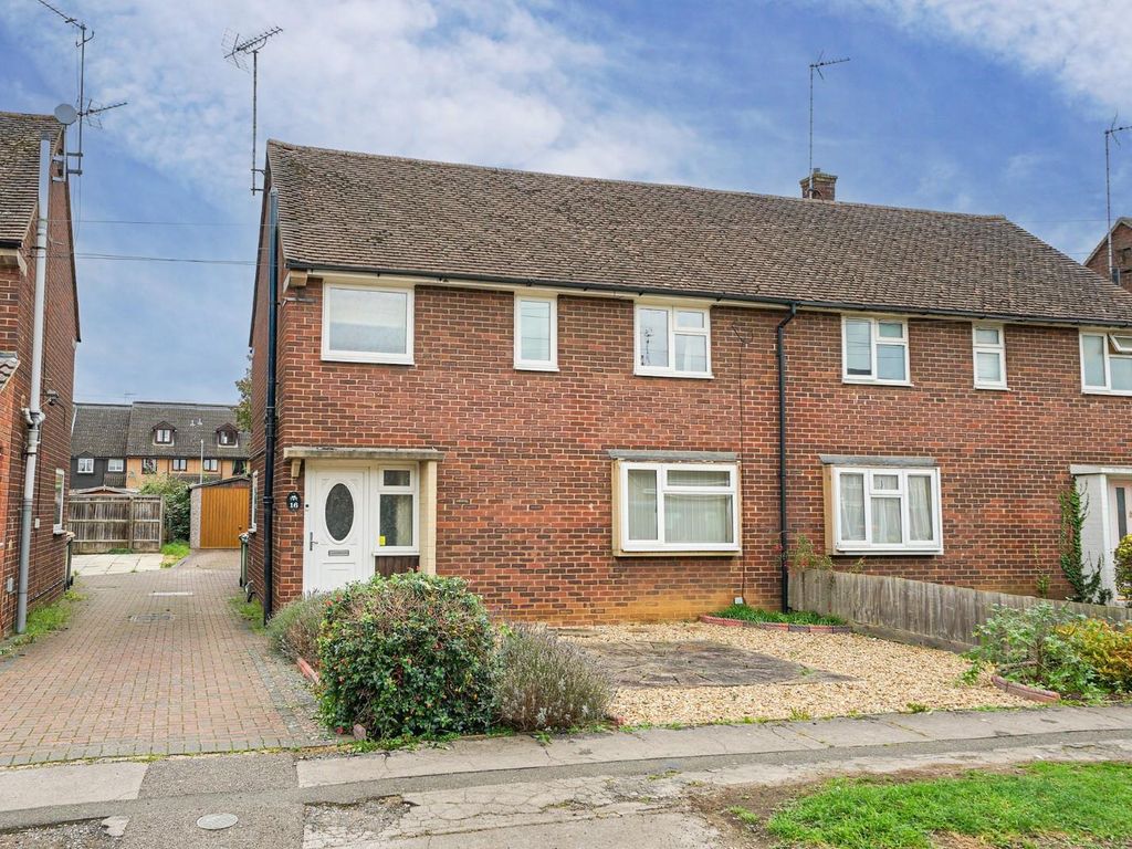 3 bed semidetached house for sale in Finch Crescent, Leighton Buzzard