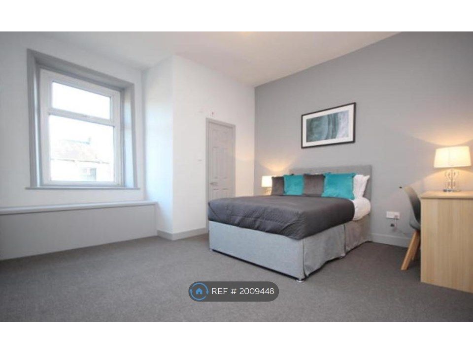 Room to rent in Milnrow Road, Shaw, Oldham OL2, £620 pcm Zoopla