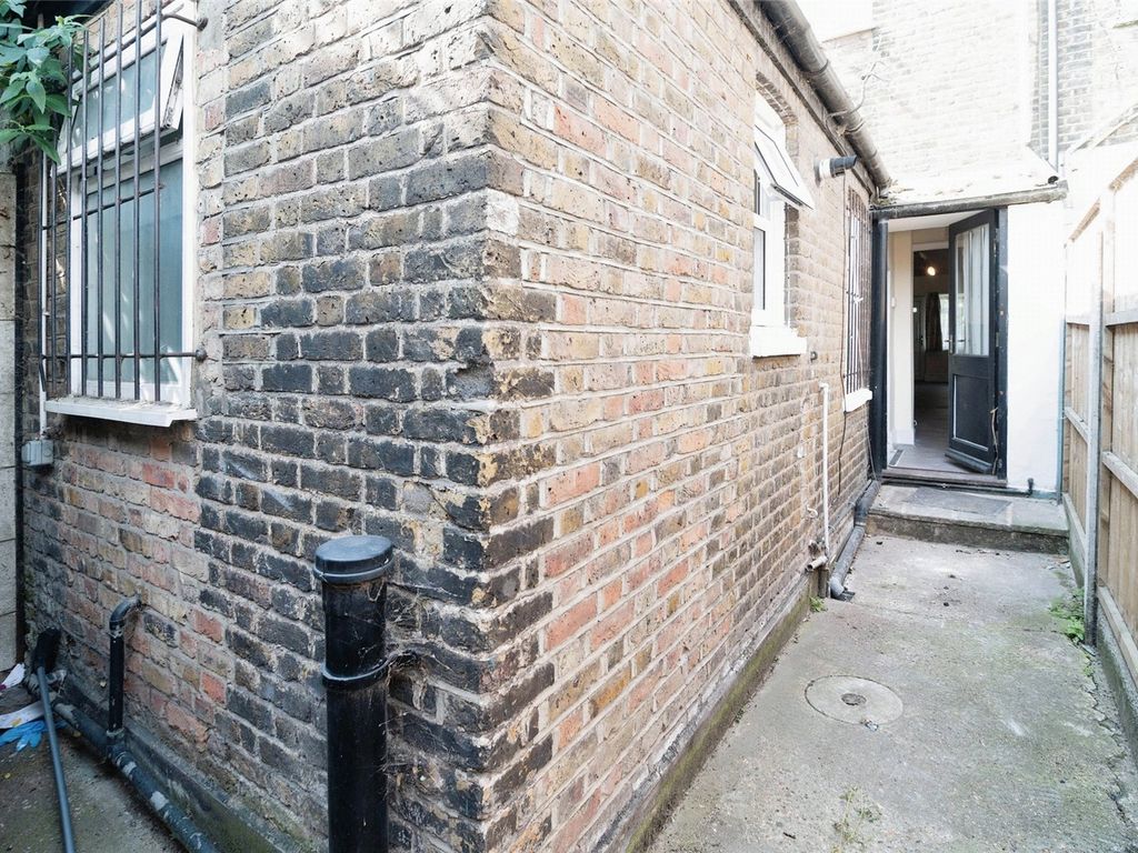 1 bed flat for sale in Dock Road, Tilbury, Essex RM18, £90,000 Zoopla