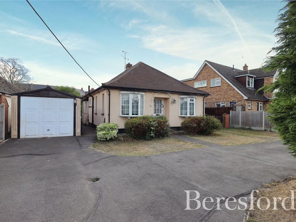 2 bed bungalow for sale in Galleywood Road, Great Baddow CM2, £550,000
