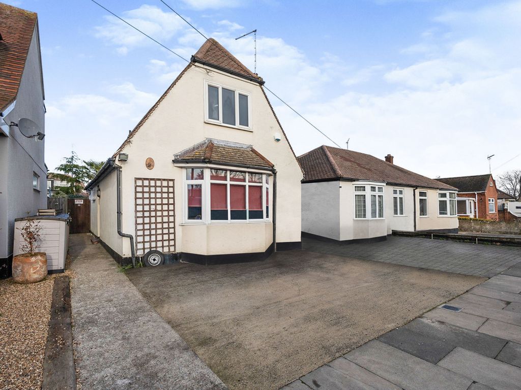 2 bed detached house for sale in South Crescent, SouthendOnSea SS2