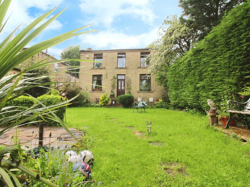 3 bed detached house for sale in Bradford Road, Idle, Bradford BD10, £