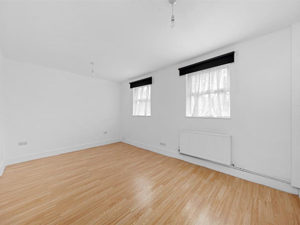 3 bed semidetached house to rent in Tivoli Road, London SE27, £2,500