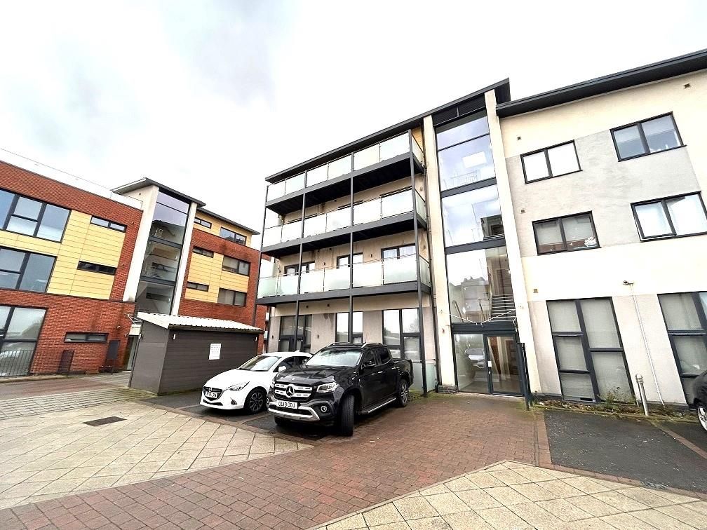 2 bed flat to rent in Darwin Court, Kingswood Place, Hayes UB4, £1,650