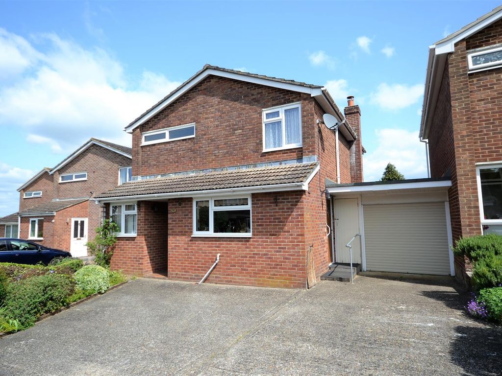 3 bed linkdetached house for sale in Coniston Road, Kempshott