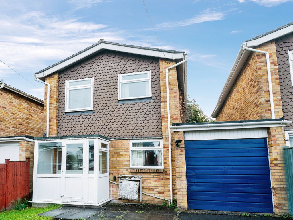 3 bed linkdetached house for sale in Birch Close, Patchway, Bristol