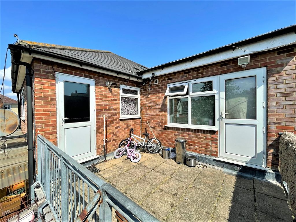 2 bed flat to rent in Rochester Road, Gravesend, Kent DA12 Zoopla