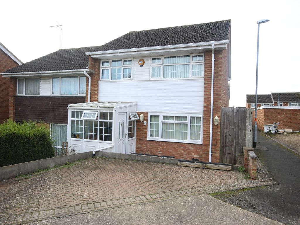 3 bed semidetached house to rent in Pytchley Rise, Wellingborough