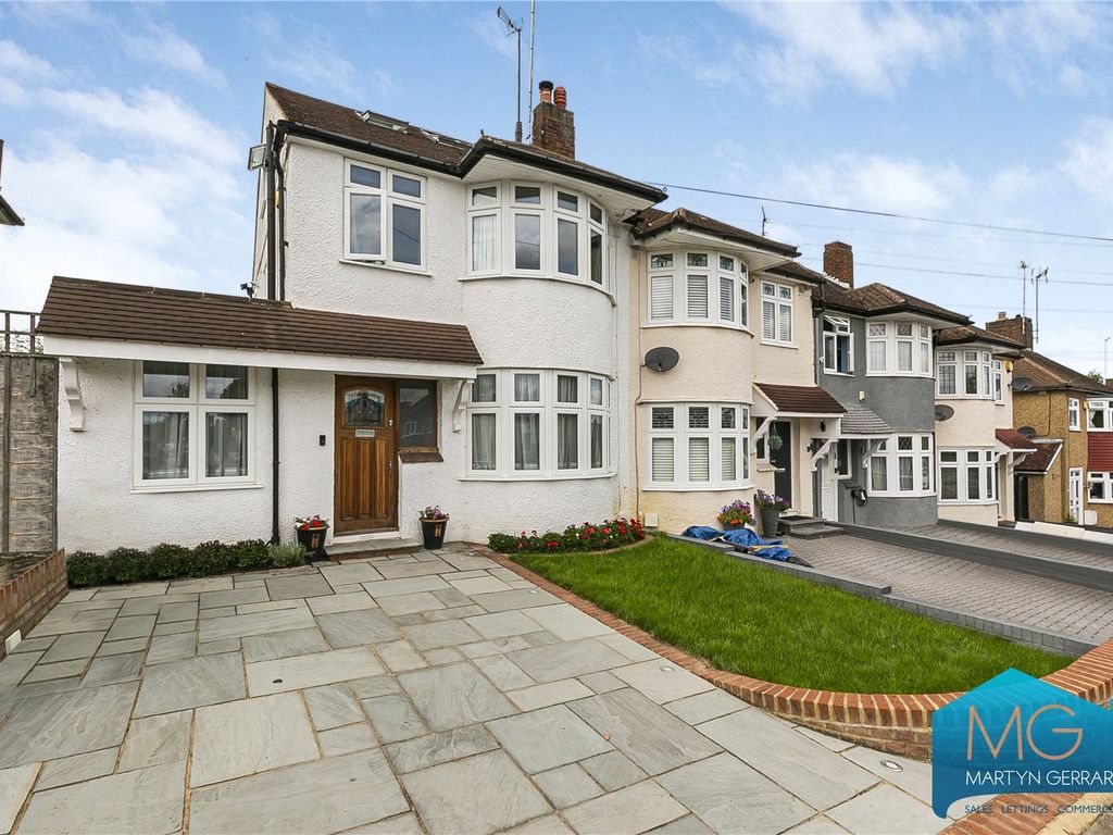 4 bed semidetached house for sale in Derwent Avenue, EN4, £