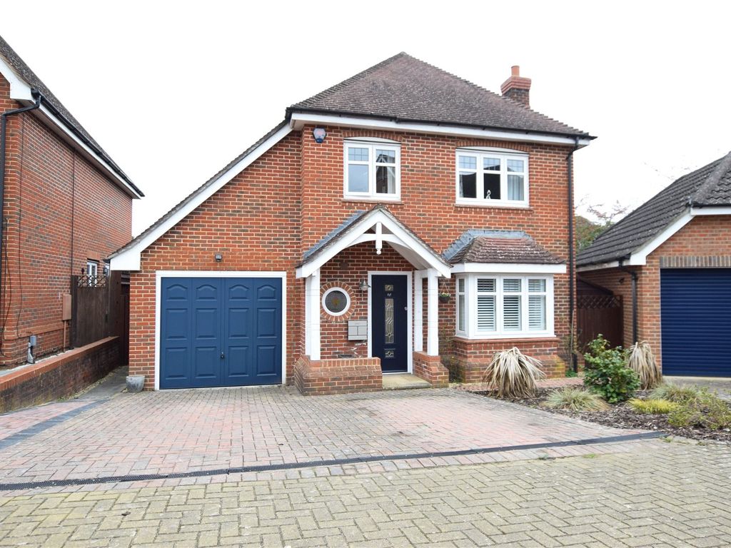3 bed detached house for sale in Chineham Close, Fleet, Hampshire GU51