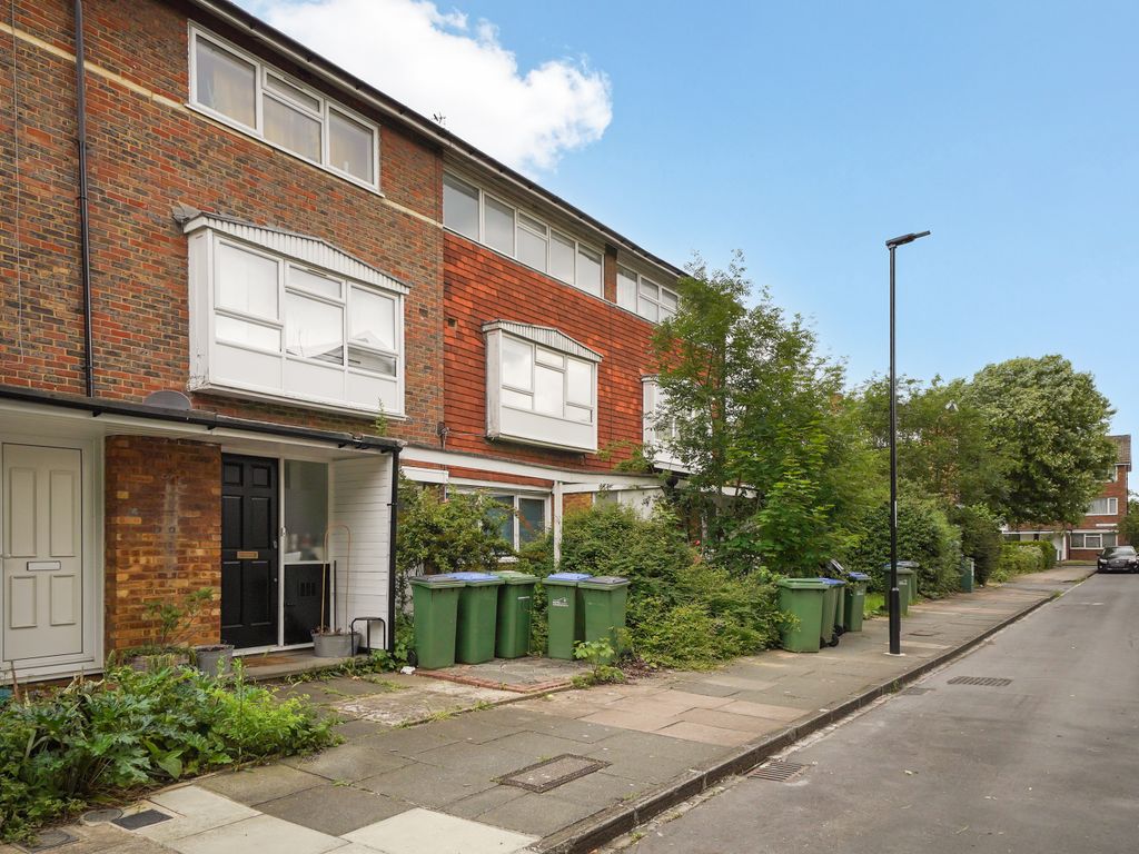 2 bed flat for sale in Southbourne Gardens, Lee, London SE12, £375,000