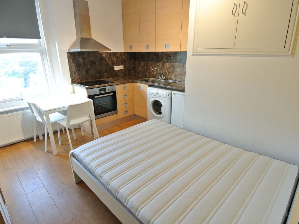 Studio to rent in Walm Lane, Willesden Green NW2, £1,050 pcm Zoopla