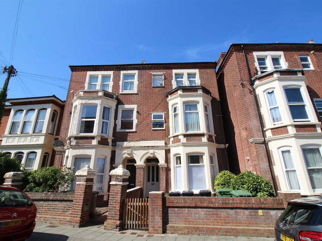 2 bed flat to rent in Nelson Road, Southsea PO5, £1,000 pcm Zoopla