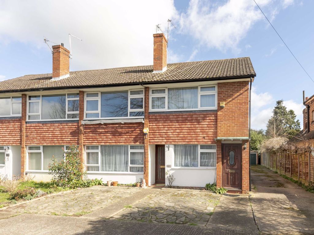 2 bed flat for sale in French Street, SunburyOnThames TW16, £375,000