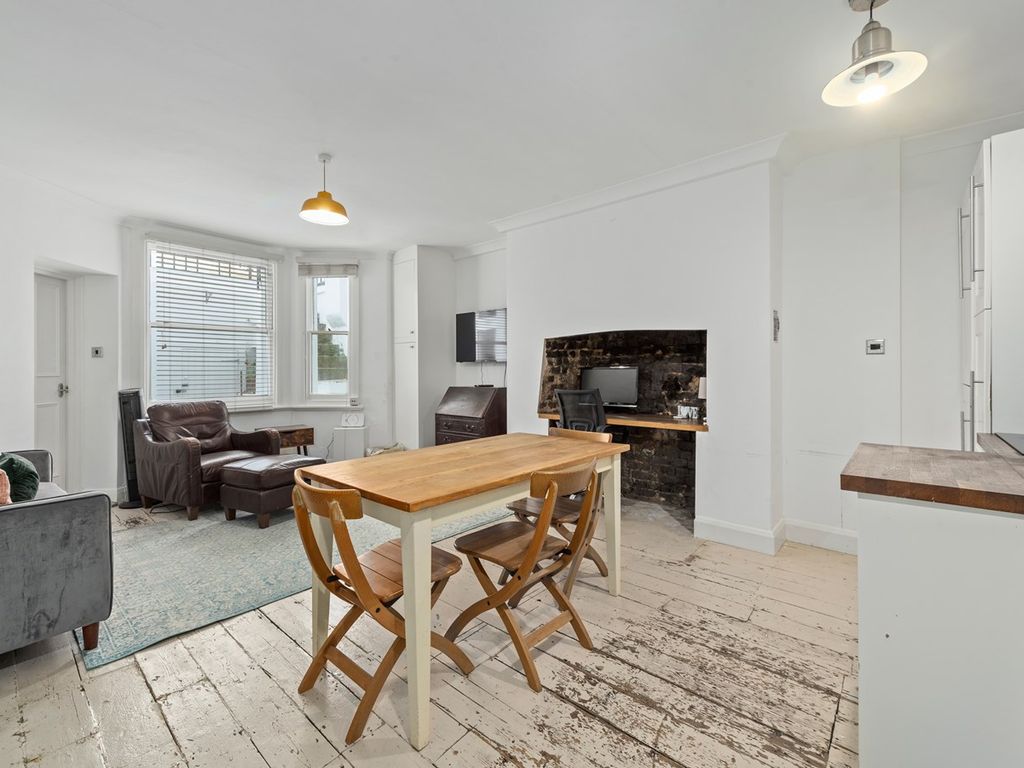1 bed flat for sale in Sinclair Gardens, Olympia, London W14, £475,000