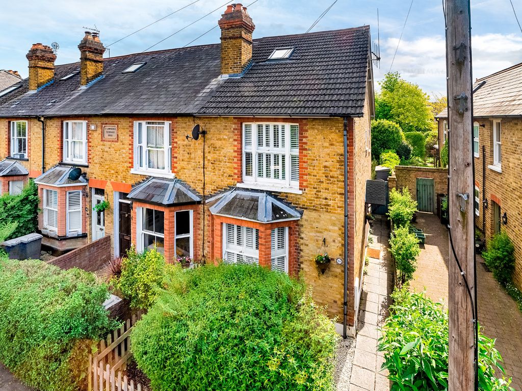 3 bed end terrace house for sale in Harvest Road, Englefield Green