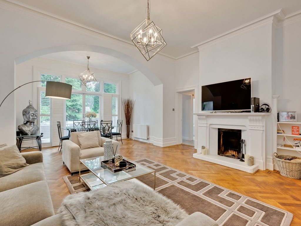 2 bed flat to rent in Egerton Road, Weybridge KT13, £2,995 pcm Zoopla