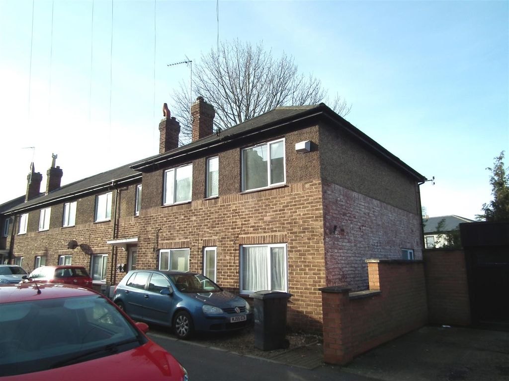 2 bed flat to rent in Bowling Green Avenue, Kettering NN15, £850 pcm