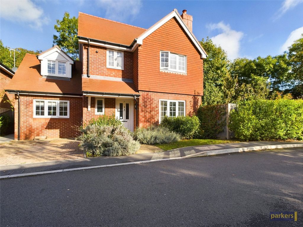 4 bed detached house to rent in Ladbroke Close, Woodley, Reading