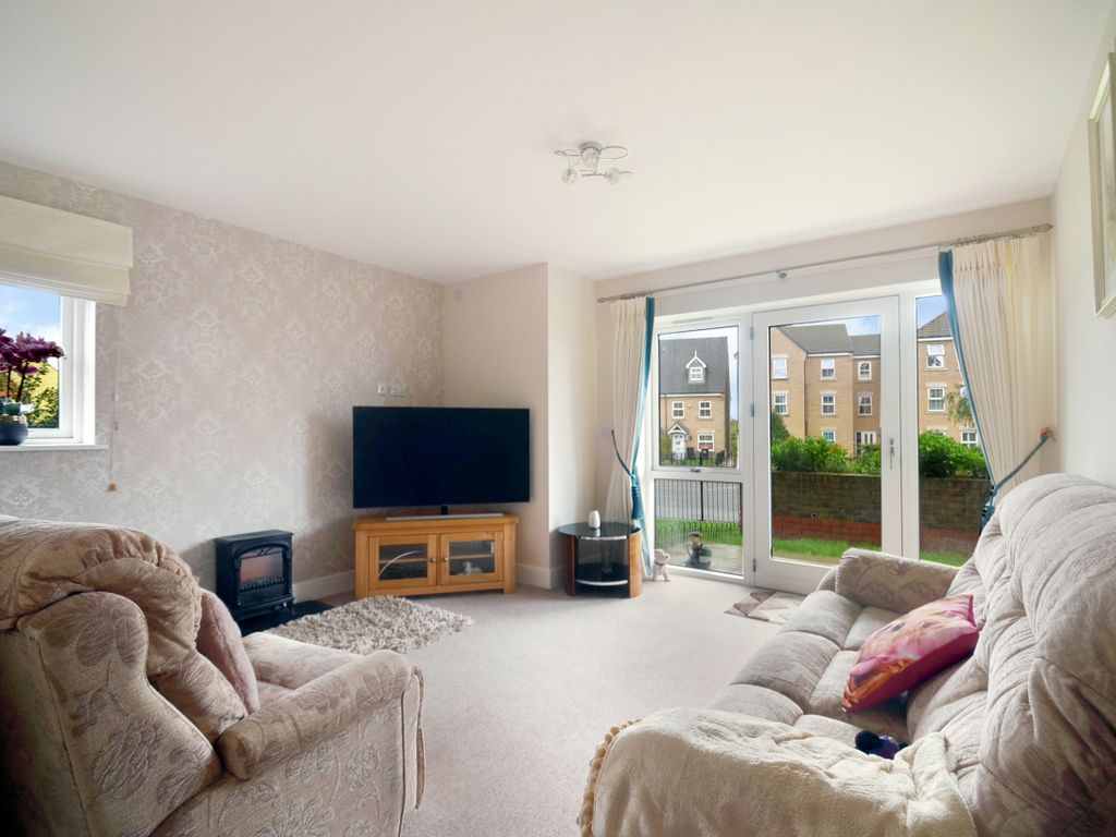 2 bed flat for sale in Theedway, Leighton Buzzard LU7, £225,000 Zoopla