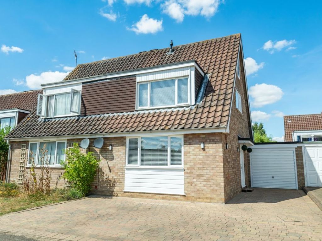 3 bed semidetached house for sale in Dewlands, Oakley, Bedford MK43