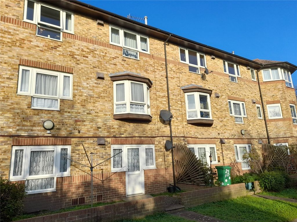 1 bed flat to rent in Folkestone Court, Slough, Berkshire SL3, £1,200