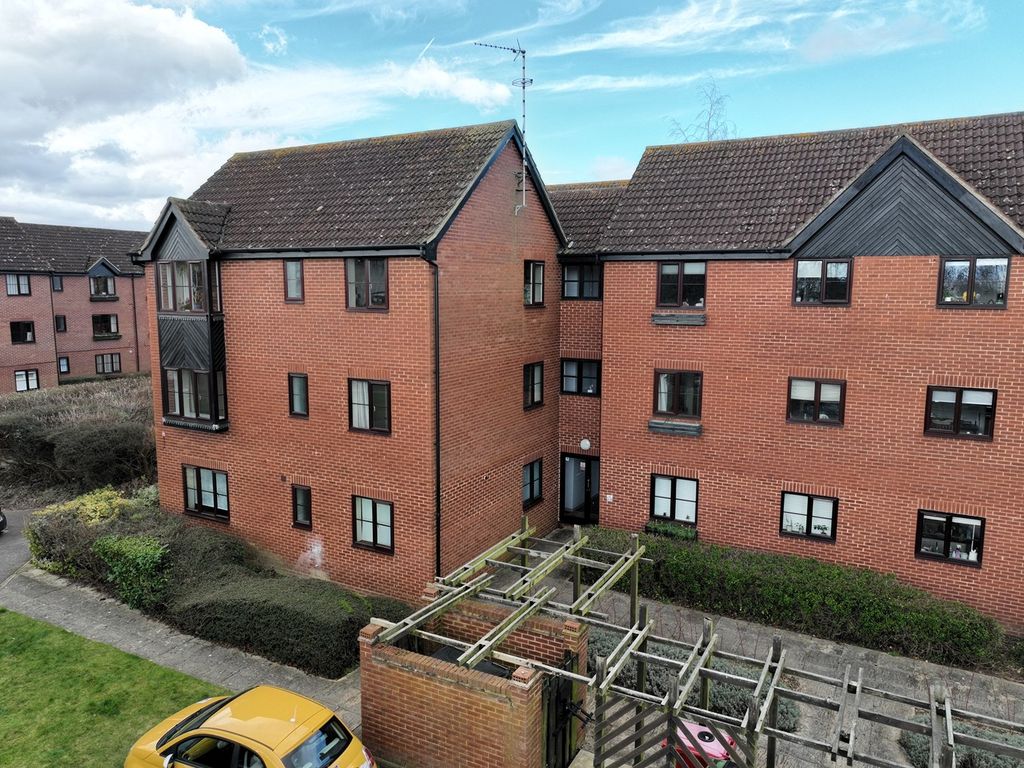 2 bed flat for sale in Tempsford, Welwyn Garden City AL7, £230,000 Zoopla