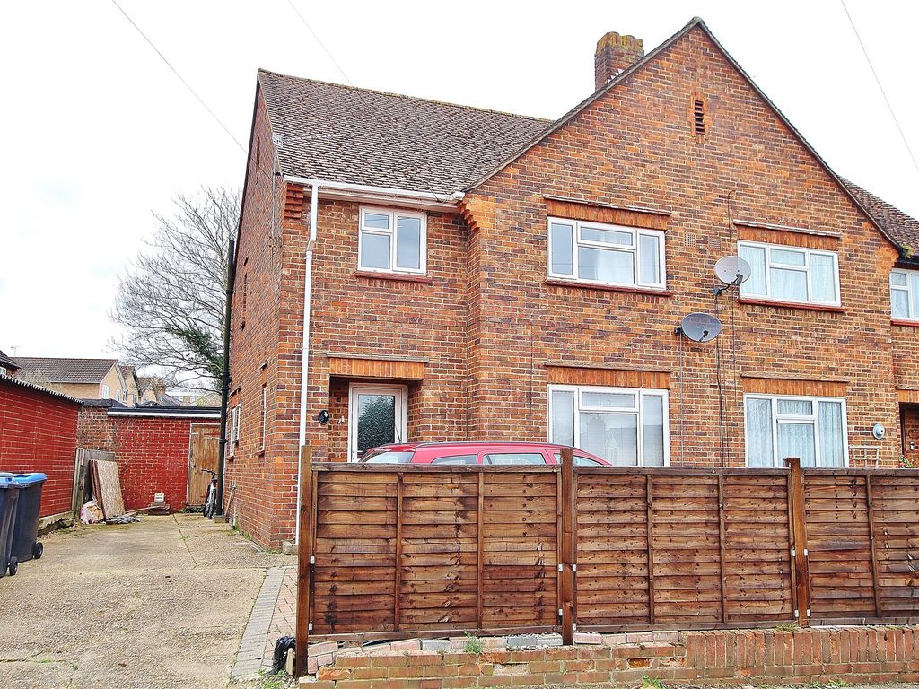 3 bed semidetached house for sale in Knaphill, Woking, Surrey GU21