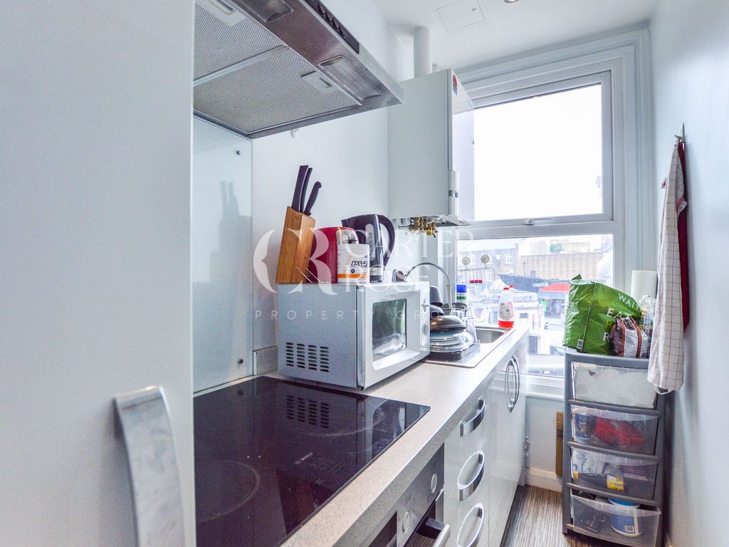 Studio to rent in Clapham Common South Side, Clapham Common SW4, £1,250
