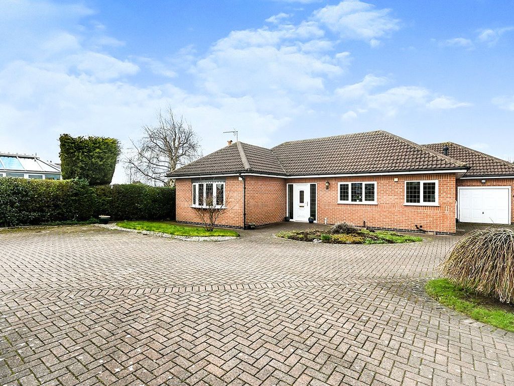 3 bed bungalow for sale in High View Gardens, KirkbyInAshfield