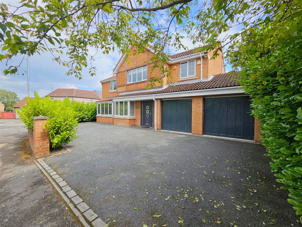 5 bed detached house for sale in Croft Close, Wombwell, Barnsley S73, £