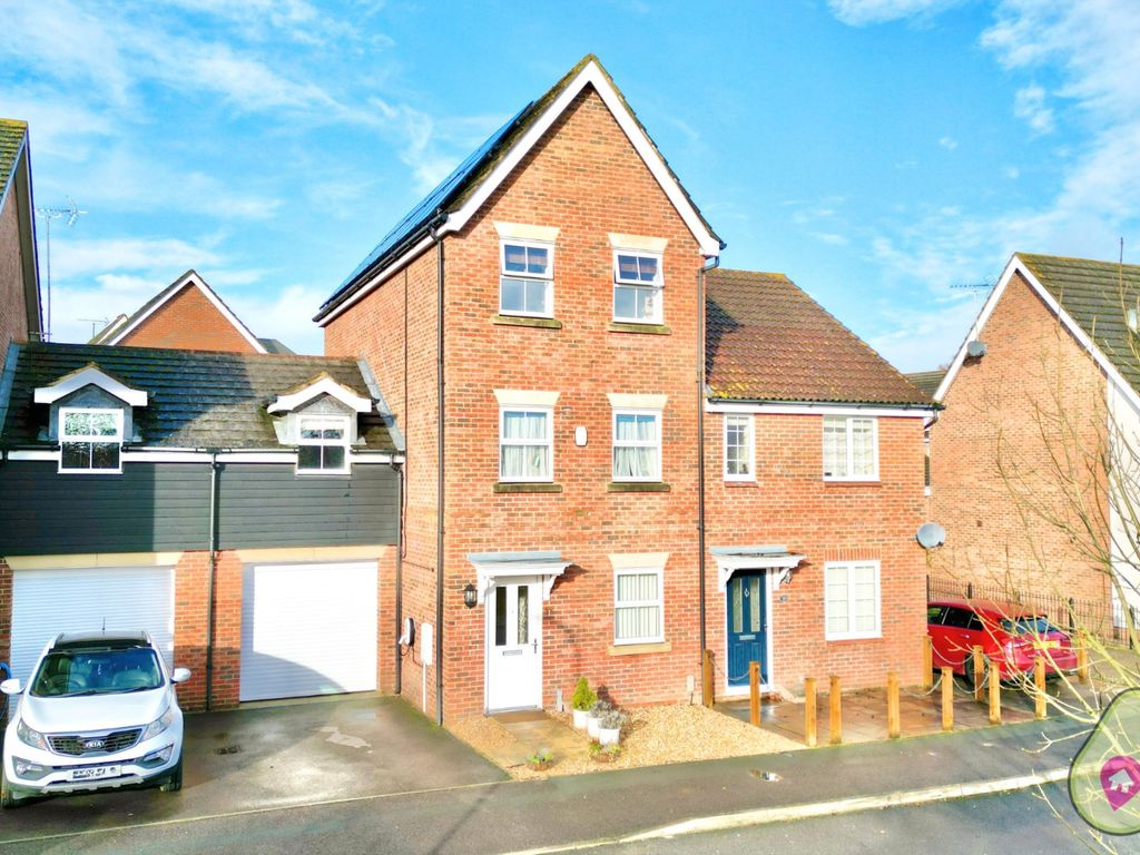 4 bed town house for sale in 58, Beatty Rise, Spencers Wood RG7, £